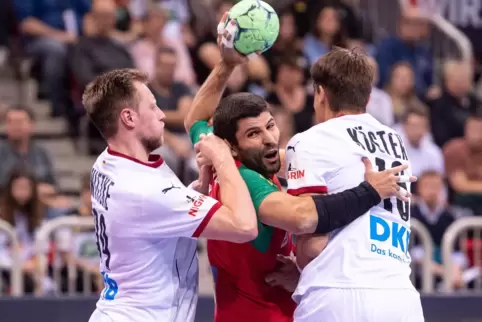 Luca Witzke und Julian Köster bremsen Portugals Belone Moreira.