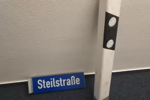 Diebesgut: Leitpfosten und Straßenschild. 