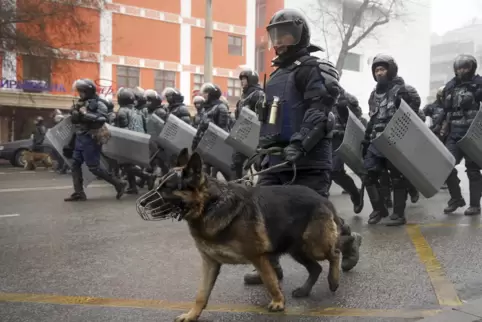 In Almaty versperrten Bereitschaftspolizisten mit Hunden den Demonstranten den Weg.