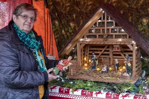 Bei Hofflohmärkten in der Region hat Lieselotte Baum Häuschen und Figuren für ihre Krippe entdeckt. 