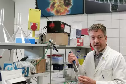 An seiner Wirkungsstätte: Michael Lakatos, Biotechnologe und Lehrstuhlinhaber an der Hochschule Kaiserslautern. 