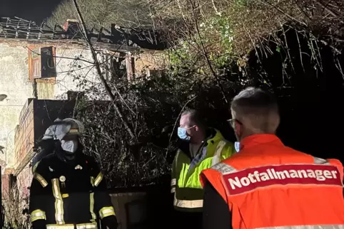 Der Notfallmanager der Deutschen Bahn und Feuerwehrleute am Einsatzort.