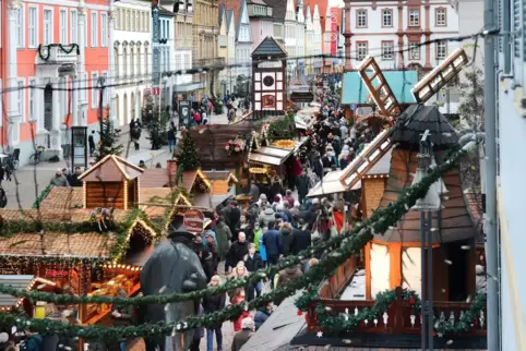 Dreikönig 2016: Weihnachtsmarkt und volle Straßen. Dreikönig 2016: Weihnachtsmarkt und volle Straßen.