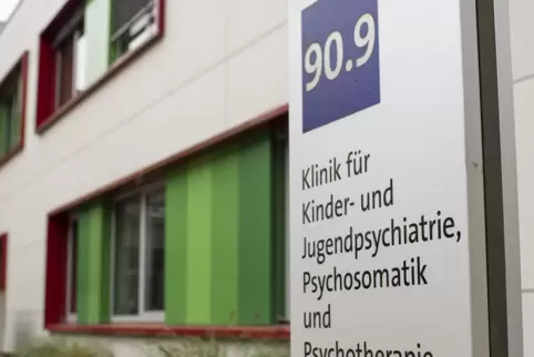 Jahrelang soll ein mutmaßlich pädophiler junger Mann seine Position als Assistenzarzt und Judotrainer ausgenutzt haben, um Kinde