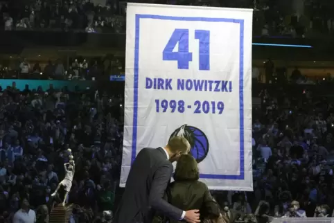 Gerührt: Dirk Nowitzki und seine Frau Jessica Olsson.