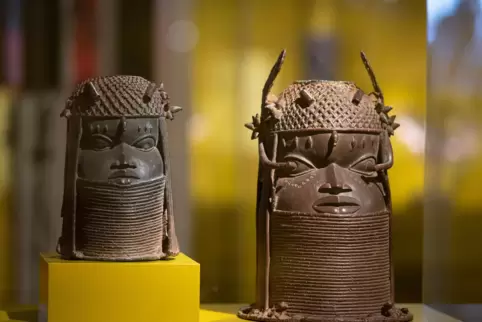 In Hamburg sind diese Bronzen gerade in der Schau „Benin. Geraubte Geschichte“ im Museum am Rothenbaum zu sehen.