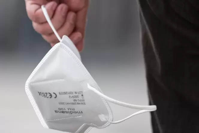 Nicht nur in Bussen und Bahnen, auch an Haltestellen gilt weiterhin eine Maskenpflicht. Nicht nur in Bussen und Bahnen, auch an Haltestellen gilt weiterhin eine Maskenpflicht.