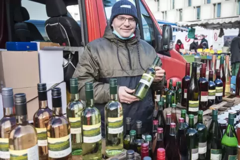 Michael Schäfer aus Göcklingen bietet an seinem Stand nicht nur Naturweine an, sondern beispielsweise auch Feigensenf. 