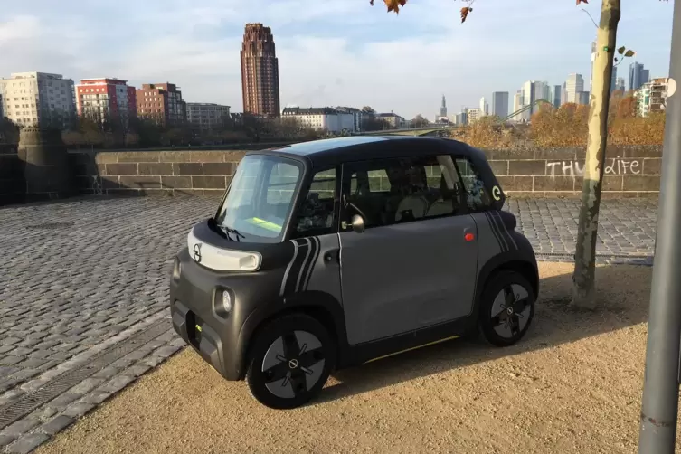 Radzierkappen im X-Design sowie zus&auml;tzliche Akzente durch Zierstreifen und farbige Designelemente bieten die Varianten TeKno und