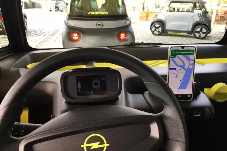 Der Smartphone-Halter ist ein wichtiger Bestandteil des Cockpits. 