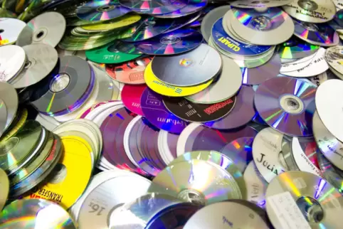 CDs und DVDs bestehen überwiegend aus dem hochwertigen und verhältnismäßig teuren Kunststoff Polycarbonat.