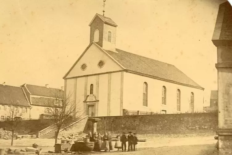 Eine der ältesten Aufnahmen von 1862 zeigt den Vorgängerbau der katholischen Pfarrkirche St. Pirmin mit dem Löwenbrunnen. 