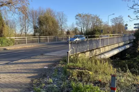 Fahrt in die Altstadt: Ein Auto kommt vom Eselsdamm über die Mörschbrücke. Fahrt in die Altstadt: Ein Auto kommt vom Eselsdamm über die Mörschbrücke.