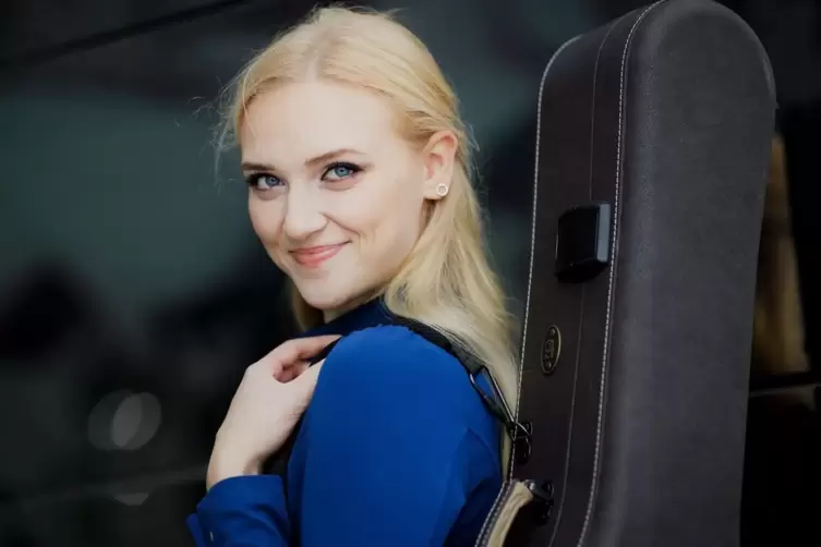 Die junge Gitarristin Julia Trintschuk er&ouml;ffnet das Festival am 4. Februar. Seit ihrem vierten Lebensjahr nimmt sie Unterricht.