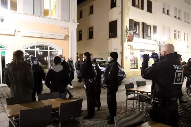 20. Dezember: Die Polizei spricht Teilnehmer der Kundgebung an. 20. Dezember: Die Polizei spricht Teilnehmer der Kundgebung an.
