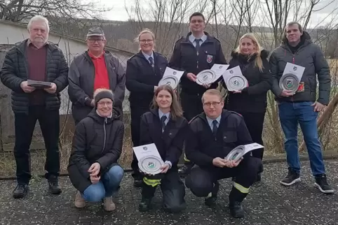 Dietrichingen ehrt verdiente Mitbürger mit dem Gemeinde-Ehrenteller und Urkunden. Vorne von links: Bürgermeisterin Ulrike Vogelg