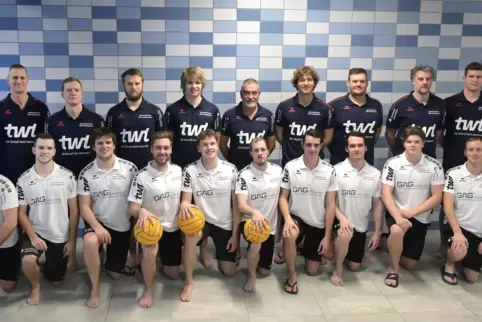 Die Mannschaft des Wasserball-Zweitligisten WSV Ludwigshafen: (stehend von links): Martin Görge, Fitnesstrainer Stefan Schunk, J
