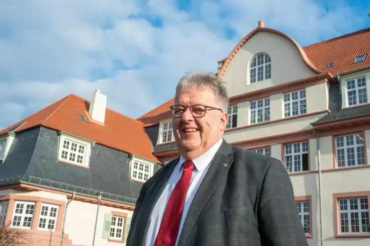 Bürgermeister Bernd Frey (SPD) vor der Pestalozzi-Grundschule in Eisenberg.