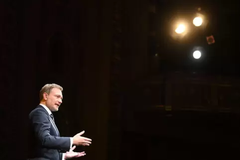 Wegen Corona-Auflagen vor leeren Rängen: FDP-Chef Christian Lindner am Donnerstag in Stuttgart beim Dreikönigstreffen der Libera