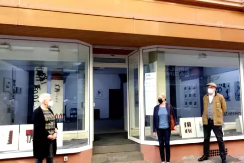 In der Pirmasenser Straße 6: Vorsitzende Birgit Weindl (von links), Künstlerin Jutta Christine Matzdorf und Michael Geib, der zu