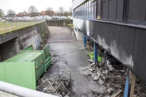 Der Brand eines Altkleider-Containers hat beträchtlichern Schaden an der Klinik angerichtet. 