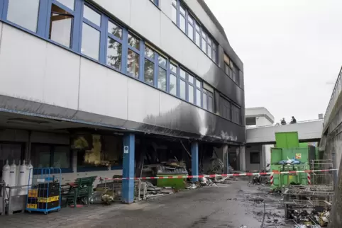 Die Wäschecontainer wurden vermutlich von einem 42-Jährigen in Brand gesetzt.