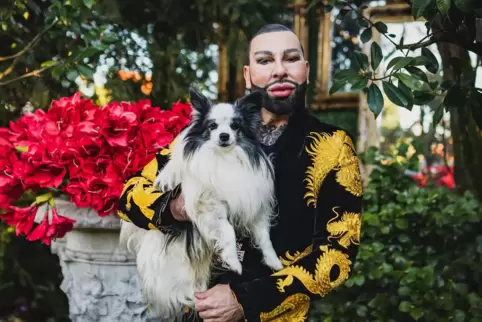 Harald Glööckler mit Hund Billy King. 