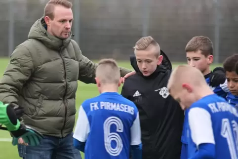 Ein Trainer der leisen Töne: FKP-Coach Marc Zutter (links) im Kreis seiner U13-Jugendkicker der Pirmasenser. 