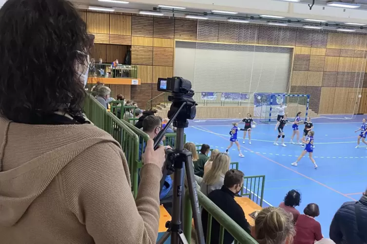 Sibylle Spieß als Kamerafrau: Sie filmt alle Partien der Haßlocher Handballerinnen. 