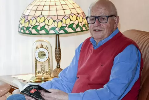 Hugo Klöß im heimischen Wohnzimmer. Er genießt den Ruhestand und das Familienleben. 