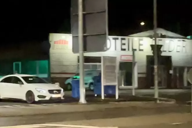 Abends treffen sich immer wieder junge Fahrer mit PS-Starken Boliden (hier ein Mercedes) am Kinokreisel. Ob der Wagen tatsächlic