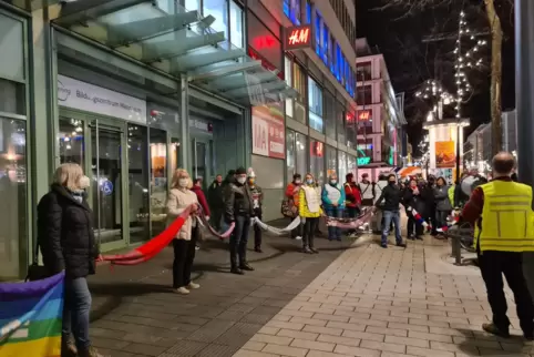 Die Menschenkette reichte vom Rathaus bis zum Paradeplatz und zurück.