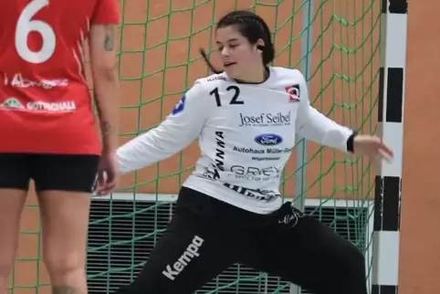 Die Hauensteinerin Luisa Seibel, Tochter einer Handballerin und eines Fußballers, hütet sowohl das Handball- als auch das Fußbal