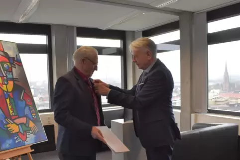 OB Klaus Weichel zeichnete den langjährigen Ortsvorsteher von Erlenbach aus. 