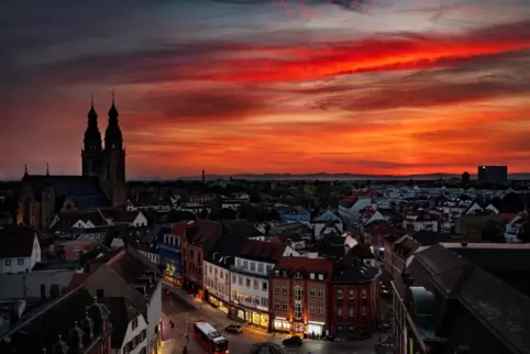 Besonders: Blick vom Altpörtel auf den Postplatz und darüber hinaus. Im Hintergrund die Josephskirche, das DRV-Hochhaus und Spey Besonders: Blick vom Altpörtel auf den Postplatz und darüber hinaus. Im Hintergrund die Josephskirche, das DRV-Hochhaus und Spey