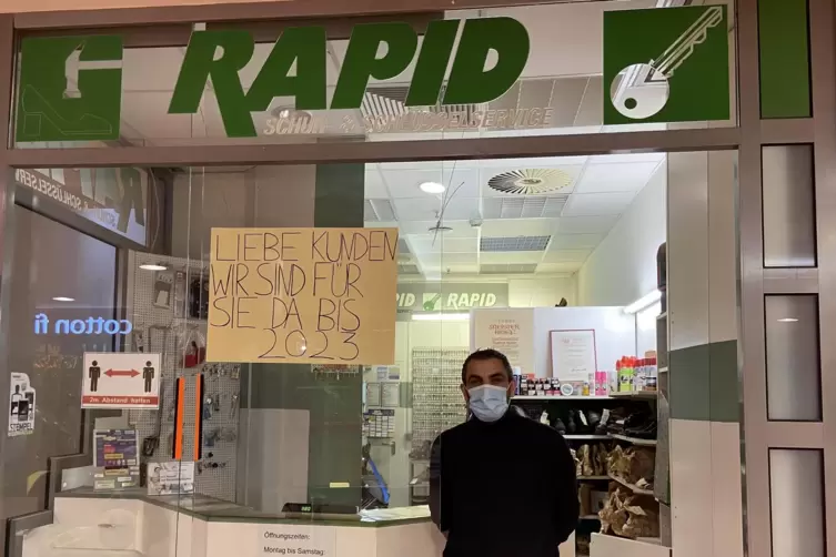Mit einem Schild will er weiter Kunden in den Laden locken.