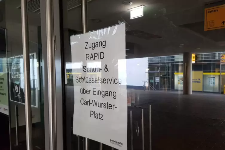 Ein Zettel macht auf den Zugang zu Tolus Laden aufmerksam. 
