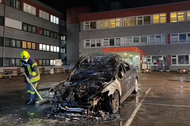 Ausgebrannt: das Auto eines Stationarztes in Bad Bergzabern.