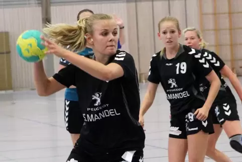 Hat ihre Knieblessur auskuriert: Mareike Weinacht (am Ball).