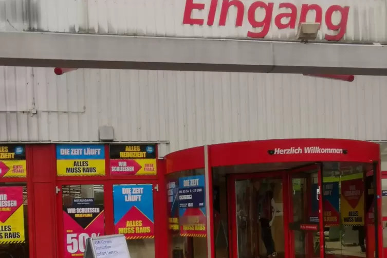 Alles muss raus: Schlussverkauf bei Real, dann &uuml;bernimmt ein neuer Lebensmittelriese. 