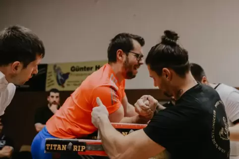 Armwrestling-Turnier Anfang Dezember 2021 in Thaleischweiler-Fröschen. Der Wettkampftisch hat Griffe, an denen sich die Konkurre