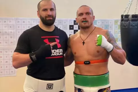 Evgenios Lazaridis (links) und Oleksandr Usyk. Im Sommer war Lazaridis Sparringspartner des späteren Weltmeisters im Schwergewic