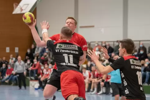 Der angehende Lehrer Lukas Klein (am Ball) ist im Schnitt für sechs Offenbacher Tore gut. Hier stemmt sich Robin von Lauppert vo