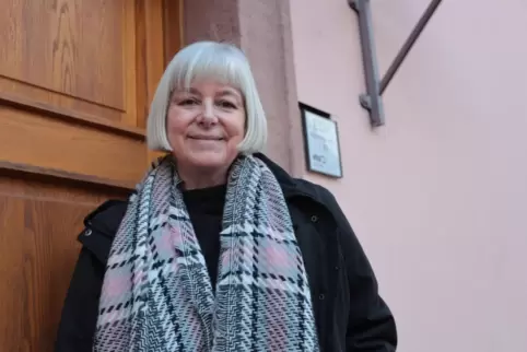 Doris Porwitzki-Kotter vor dem EDV-Bildungszentrum der Volkshochschule im Friederich-Diffiné-Haus in Kirchheim.