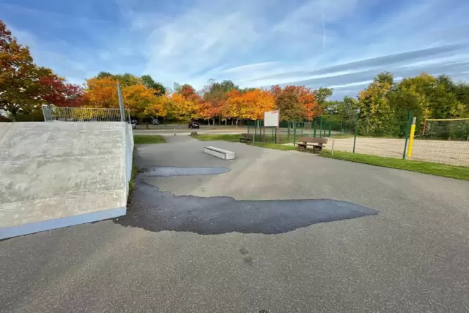 Der Untergrund der Skateranlage und der Halfpipe sind dringend sanierungsbedürftig. Der Untergrund der Skateranlage und der Halfpipe sind dringend sanierungsbedürftig.