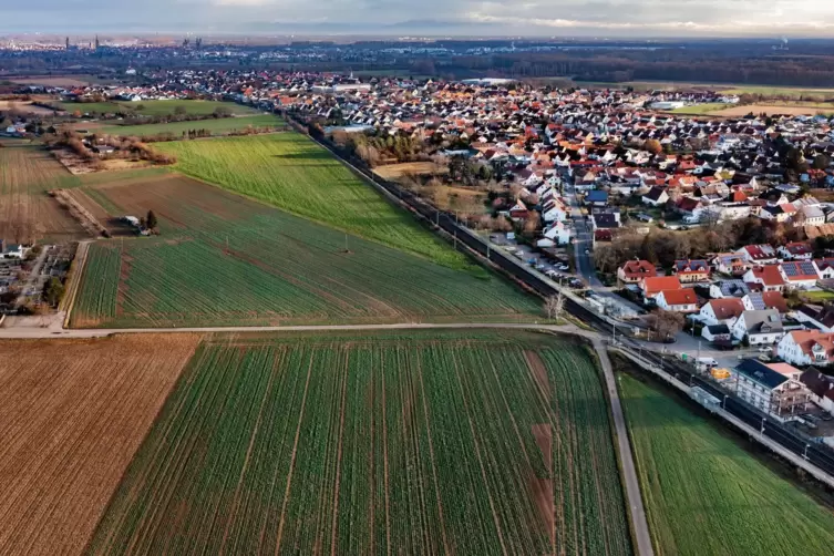 Zwischen Bahnlinie und Friedhof in Heiligenstein: Hier soll eine Park-and-Ride-Anlage entstehen.