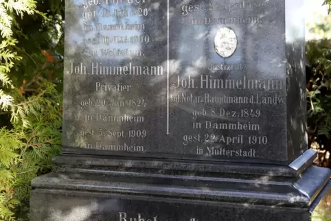 Der Himmelmann-Grabstein auf dem Dammheimer Friedhof. 