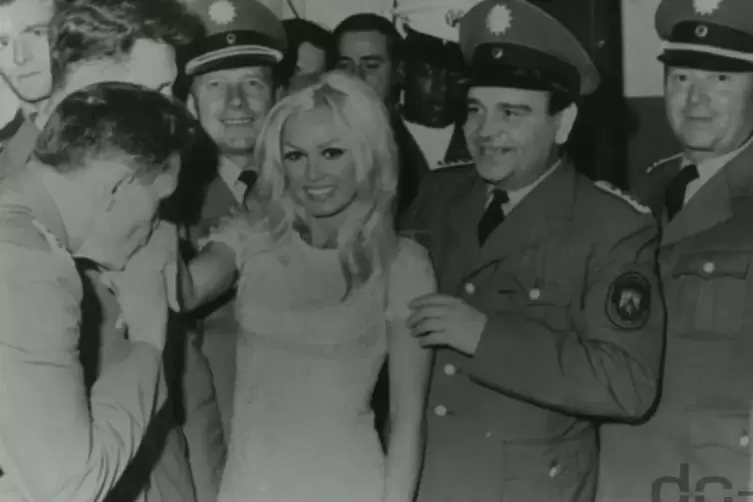 Busenstar 2: Mamie van Doren besucht 1967 den Ramsteiner Flugplatz. 