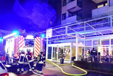 Der Zimmerbrand im Egon-Reinert-Haus auf dem Saarbrücker Eschberg fordert am frühen Samstagmorgen ein Todesopfer.