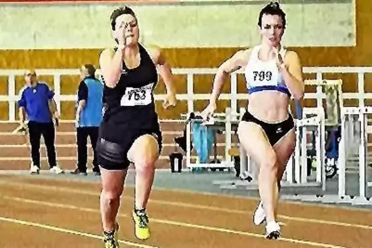 Eva Hüther (links) von der SG Bruchweiler siegt im 60-Meter-Sprint vor Emmanuelle Streib von der TS Germersheim.